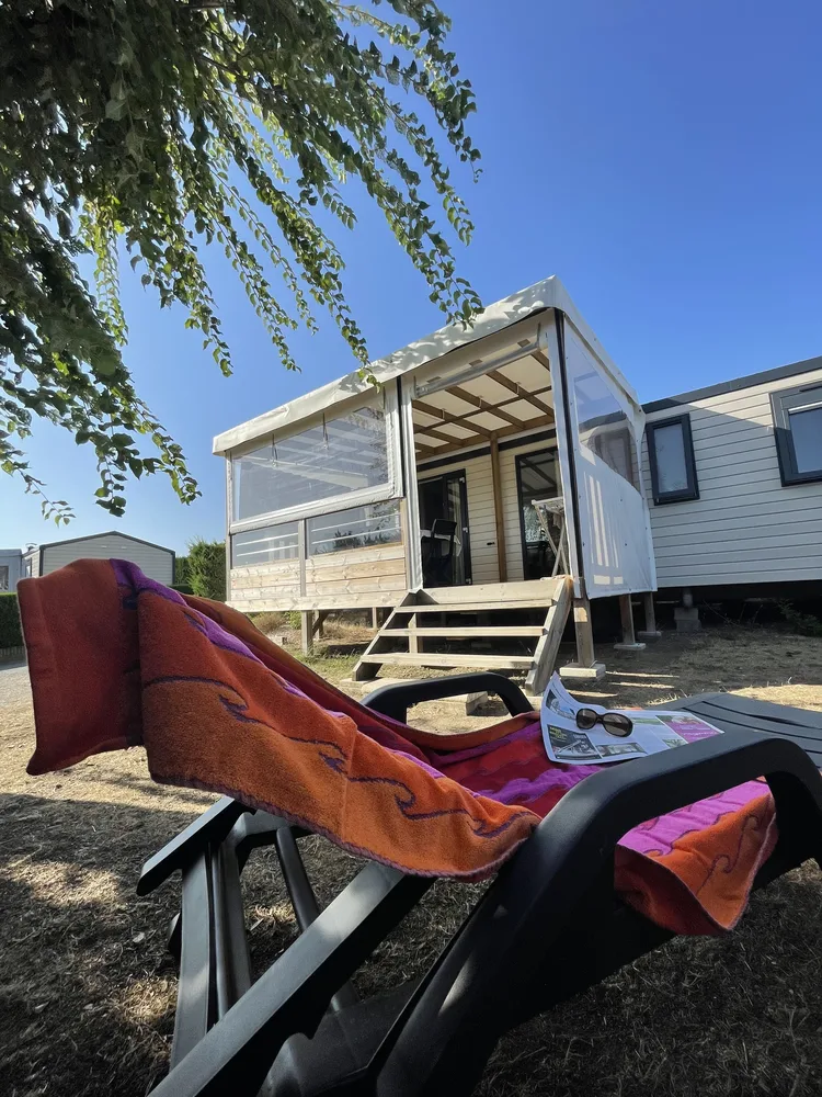 Bain de soleil devant mobil home du camping Eden proche Sint Gilles Croix de Vie