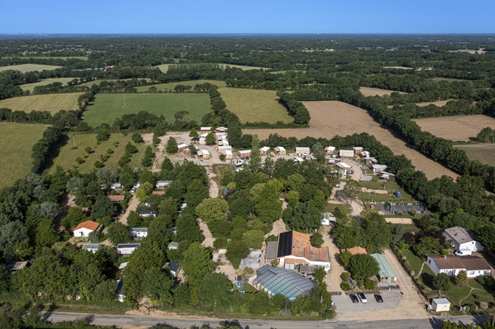 Vue panoramique aérienne du Camping Les Charmes à Apremont, proche de Saint-Gilles-Croix-de-Vie.
