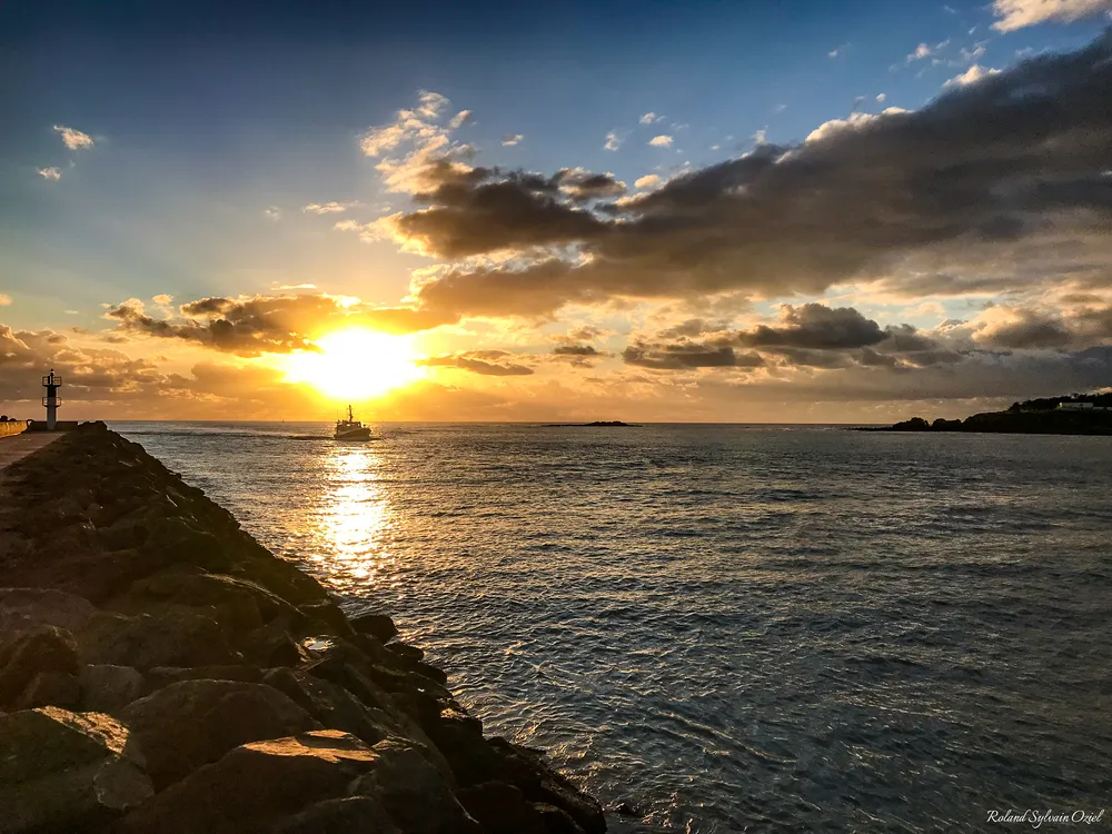 Couché de soleil sur la mer et paysage luminuex entre saint gilles et saint hilaire