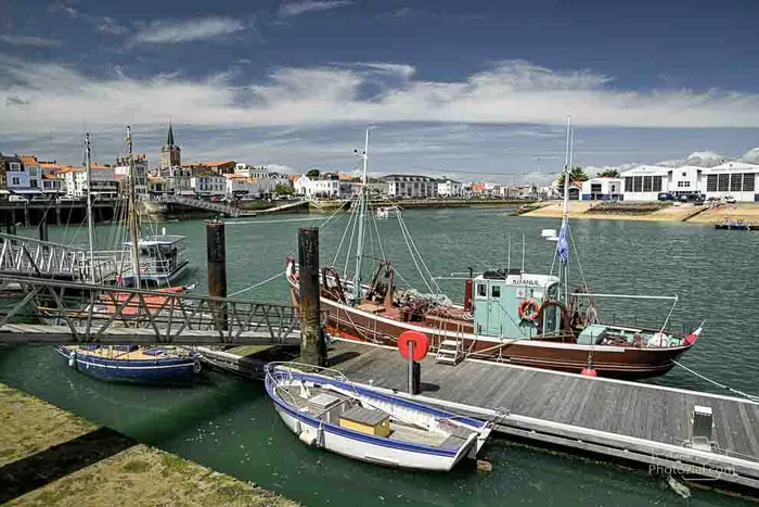 Le port des Sables d'Olonnes, avec des beatu de pêche