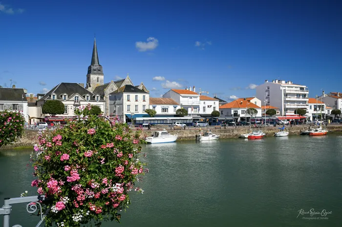 Le port fleuris de Saint-Gilles-Croix-de-Vie sous un ciel bleu et ensoleillé