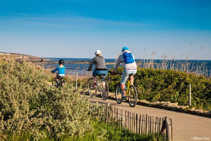 Ballade familliale à vélos sous le ciel bleu et le soleil de Saint-Gilles-Croix-de-Vie