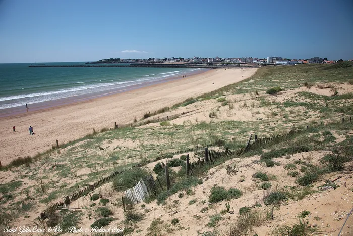 Plage de Saint-Gilles-Croix-de-Vie sous un beau soleil et un ciel bleu