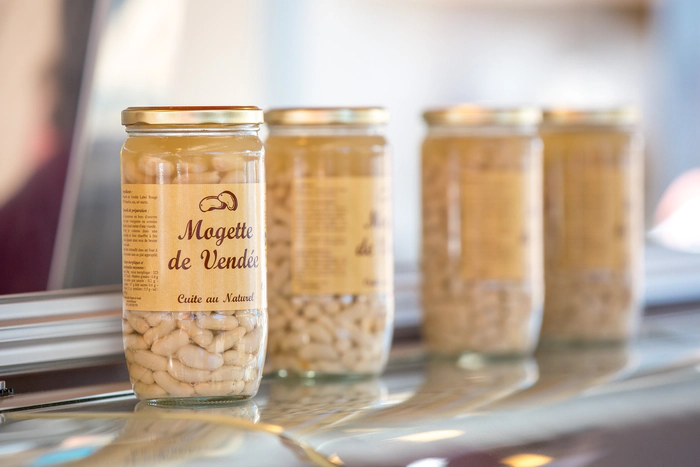Les mogettes, spécialité du terroir vendée, conservées dans des bocaux artisanaux