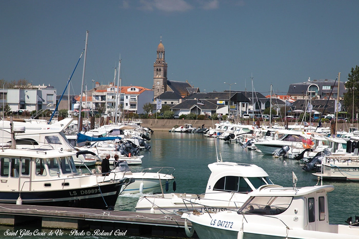 Le port de Saint-Gilles-Croix-de-Vie rempli de bateaux 